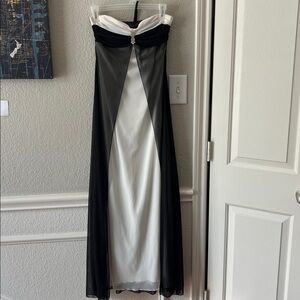 Beautiful Black and White Strapless Dress🤍🖤